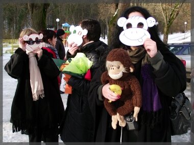 С маймунски маски, плюшени играчки и банани – шуменци протестираха срещу преместването на павиана Шмоко от градския Зоокът. „Не щем децата ни да виждат маймуни само на плюшени играчки, искаме ги в зоокъта”, протестираха шуменци вчера.