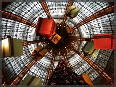 Коледната елха в търговския център Galeries Lafayette – Париж.