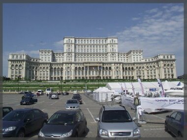 Първа спирка – Дворецът, настоящата сграда на Парламента на Румъния, втора по големина правителствена сграда в света (след Пентагона), за чието построяване са разрушени цели квартали. Изглежда внушително, не може да я обхванем цялата за снимки дори и отдалече.