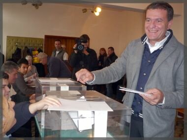 В 10 ч. сутринта своят глас в изборите за кмет, общински съвет и президент даде Димитър Александров. Кандидат-градоначалникът пристигна в секцията на втория етаж на Младежкия дом, хванат за ръка със съпругата си.